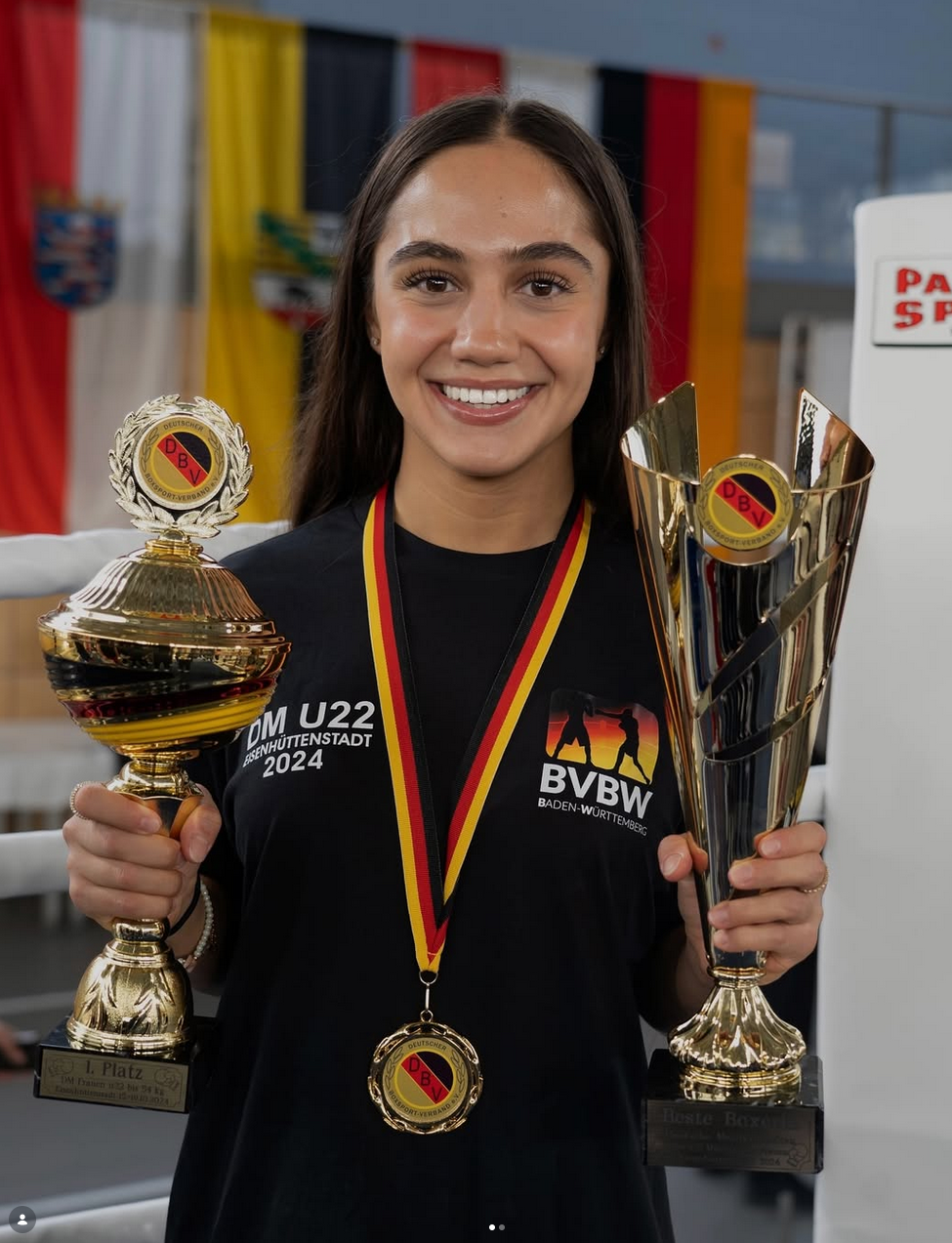 Meryem Sarah Binbir mit Pokalen und Goldmedaille - Deutsche Meisterin U22 2024